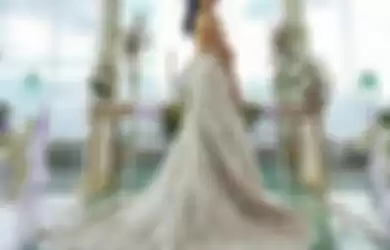 Cinta Laura beri kabar mengejutkan. Ia mengunggah fotonya mengenakan gaun pengantin dan mengumumkan dirinya sudah menikah.
