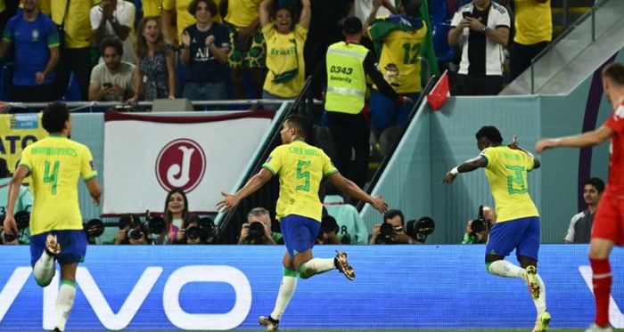 Para pemain Brasil merayakan gol Casemiro ke gawang Swiss pada penyisihan grup Piala Dunia 2022.