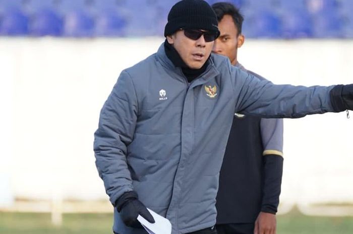 Pelatih timnas U-20 Indonesia, Shin Tae-yong, saat memimpin latihan di Tashkent, Uzbekistan, jelang Piala  Asia U-20 2023.