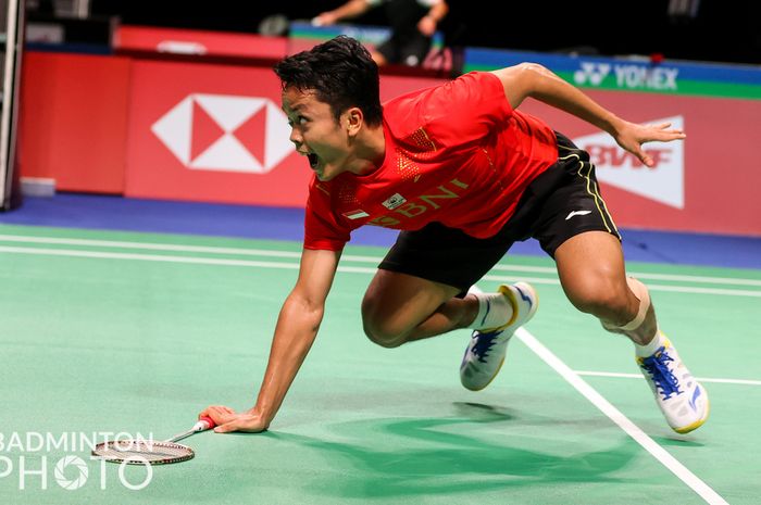 Pebulu tangkis tunggal putra Indonesia, Anthony Sinisuka Ginting, saat bertanding melawan wakil Thailand, Kantaphon Wangcharoen, pada lanjutan penyisihan Grup A Thomas Cup 2020 di Ceres Arena, Aarhus, Denmark, Senin (11/10/2021).