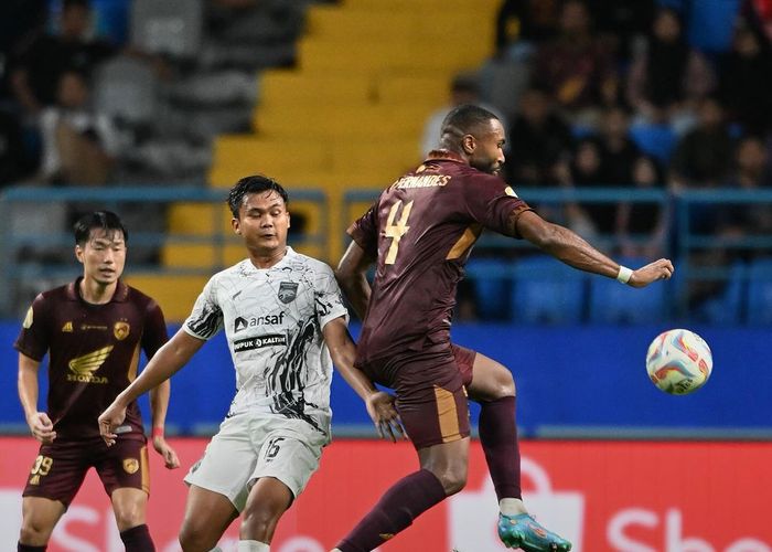 Aksi Yuran Fernandes saat laga PSM Makassar lawan Borneo FC pada pekan ke-30 Liga 1 2023/2024 di Stadion Batakan, Balikpapan, Jumat (29/3/2024).