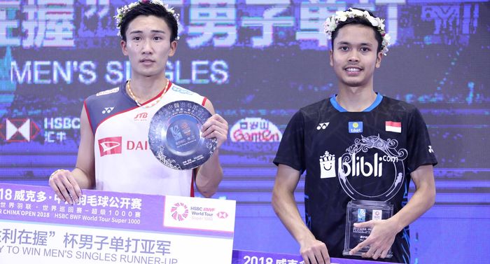 Anthony Sinisuka Ginting (kanan) saat naik podium juara China Open 2018, di Olympic Sports Center Xincheng Gymnasium, Changzhou, China, Minggu (23/9/2019).