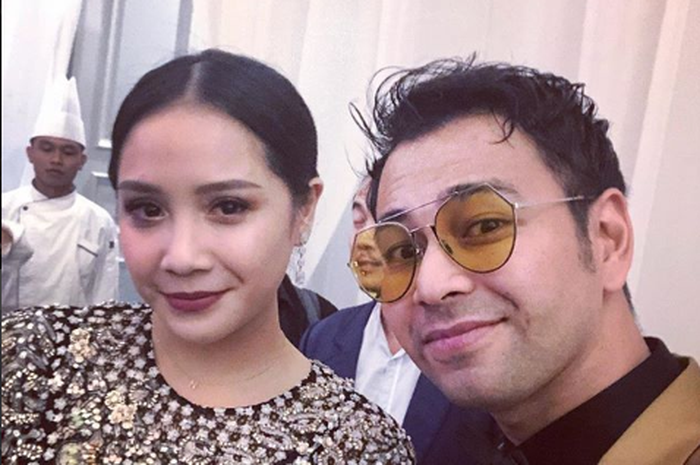 Cara Gaya Rambut Belah Tengah