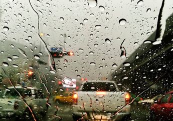 Sederetan Hal Penting yang Harus Ladies Perhatikan Kalau Lagi Nyetir Mobil di Tengah Hujan, Apa Saja?
