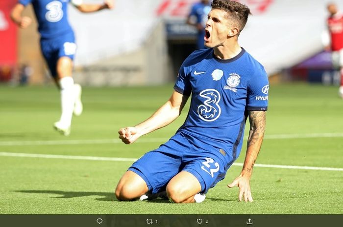 Pemain Chelsea, Christian Pulisic, mencetak gol ke gawang Arsenal dalam final Piala FA di Stadion Wembley, Sabtu (1/8/2020).