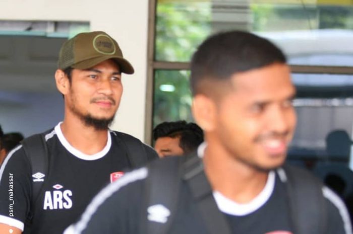 Abdul Rahman dan Hasyim Kipuw saat rombongan PSM Makassar tiba di Bandara Halim Perdanakusuma, Jakarta Timur, Kamis (25/4/2019).