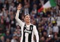 VIDEO - Cristiano Ronaldo Masih Sempat Minta Nomor Seorang Wanita Saat Lakukan Tantangan Sepak Bola di Jalanan