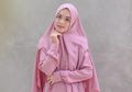 Santun & Manis dengan 5 Outfit Hijab Warna Pink ala Vebby Palwinta!