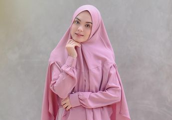 Santun & Manis dengan 5 Outfit Hijab Warna Pink ala Vebby Palwinta!