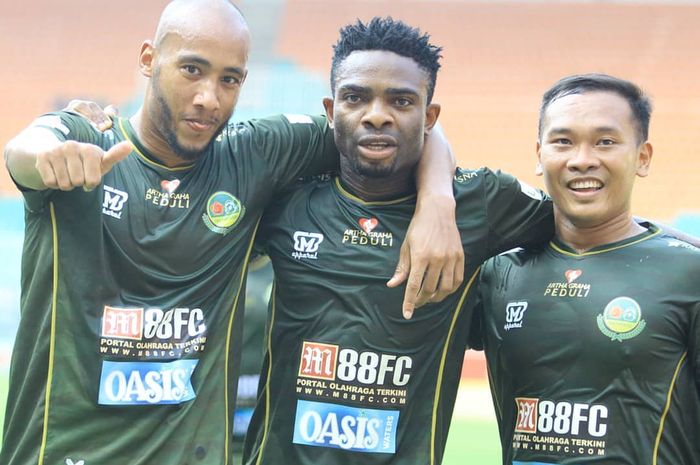 Tiga pemain Tira Perssikabo, Loris Arnaud, Osas Saha, dan Wawan Febrianto, merayakan gol ke gawang Persija Jakarta, di Stadion Pakansari, Kabupaten Bogor, Selasa (16/7/2019).