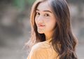 Tiru Gaya Feminin ala Ranty Maria dengan Rekomendasi Rok Mini Terjangkau