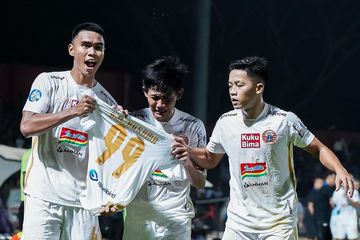 Firza Andika bersama Muhammad Ferarri dan Rio Fahmi merayakan gol Persija Jakarta ke gawang Persik Kediri.