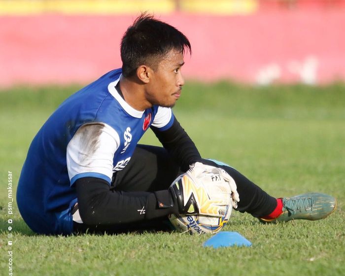 Kiper PSM Makassar, Syaiful, saat mengikuti latihan tim di Stadion Andi Mattalatta.
