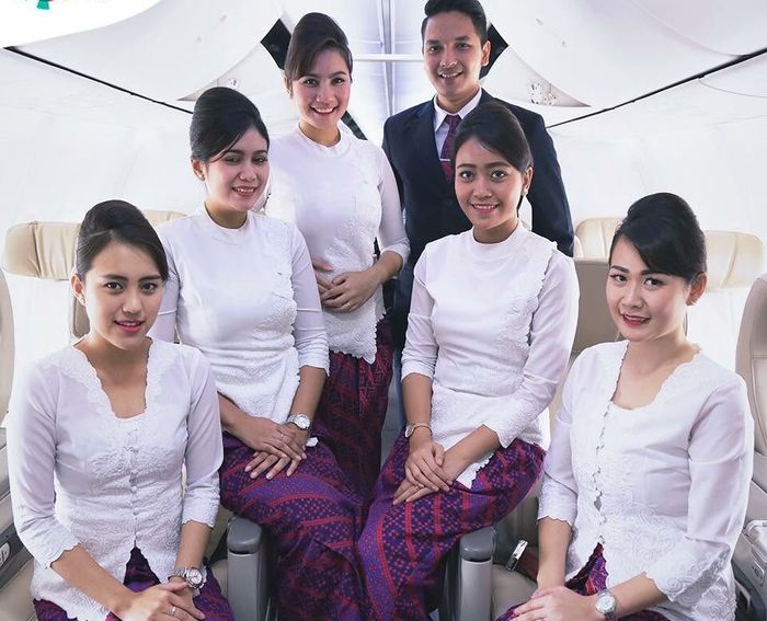 Ciri Khas 7 Seragam Pramugari Indonesia, Lion Air Hingga ...
