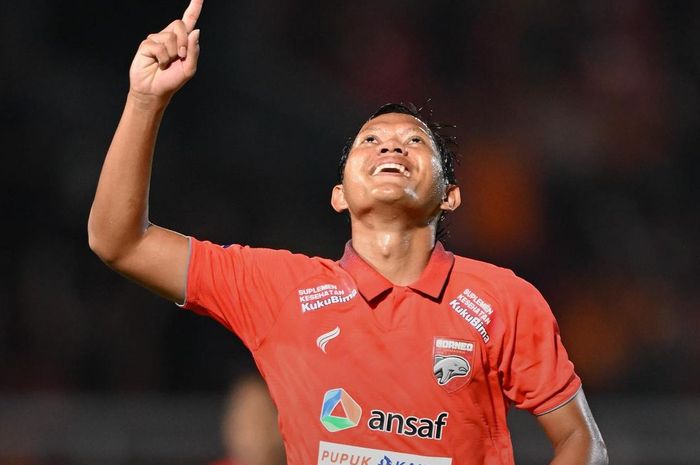 Selebrasi Adam Alis sesaat setelah berhasil mencetak gol debutnya bersama Borneo FC.