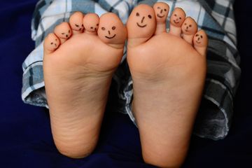 Telapak kaki angkat dan tempelkan di tembok setiap sore, rasakan manfaatnya.