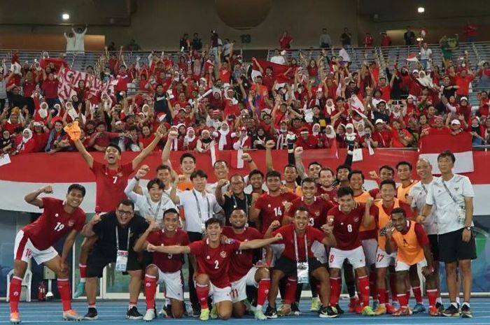 Perayaan Timnas Indonesia dihadapan para suporter usai menang atas Kuwait pada ajang Kualifikasi Piala Asia 2023