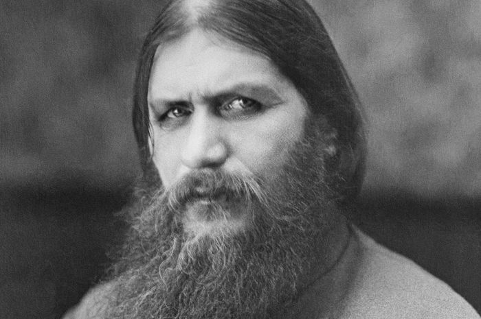 Kedekatan Rasputin dengan Tsar Nicholas II menimbulkan desas-desus liar. Ini akhirnya memicu rencana pembunuhan sang Rahib oleh kaum bangsawan.