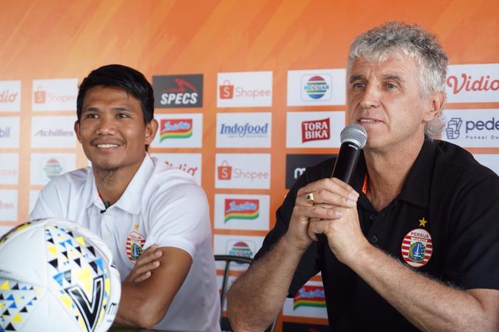 Pemain dan pelatih Persija Jakarta, Sandi Darman Sute alias Sandi Sute serta Ivan Kolev saat memberikan komentara pada prematch jelang laga kontra Bali United, Kamis (30/5/2019).
