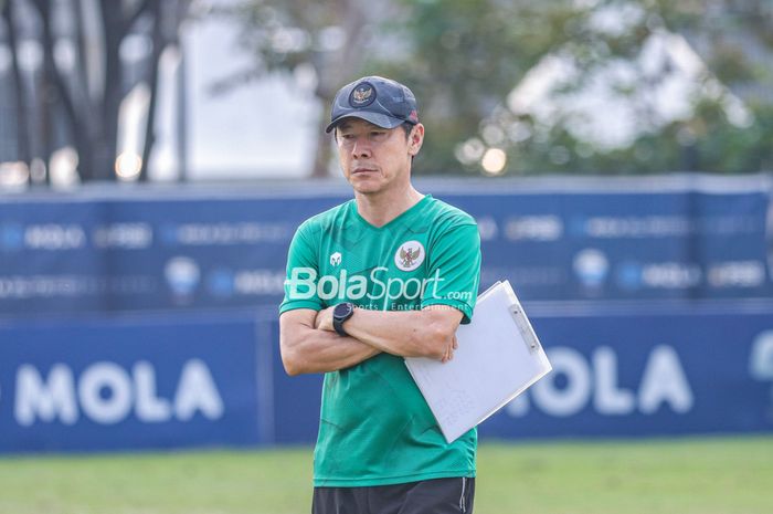 Pelatih timnas U-19 Indonesia, Shin Tae-yong, sedang menberikan intruksi kepada para pemainnya berlatih di Lapangan A, Senayan, Jakarta, 30 Agustus 2022.