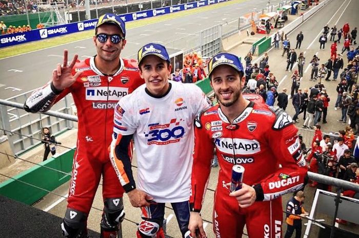 Danilo Petrucci (kiri), Marc Marquez (tengah), dan Andrera Dovizioso tengah berpose usai meraih podium pada MotoGP Prancis 2019, Minggu (19/5/2019)