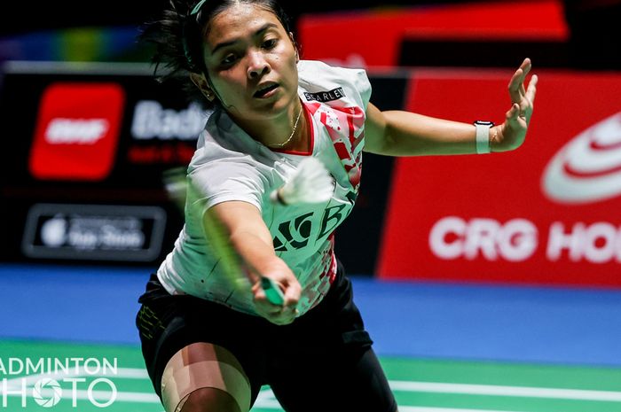 Pebulu tangkis tunggal putri Indonesia, Gregoria Mariska Tunjung, berusaha mengembalikan kok dari Akane Yamaguchi (Jepang) pada babak kedua Kejuaraan Dunia 2022 di Tokyo Metropolitan Gymnasium, Jepang, 23 Agustus 2022.