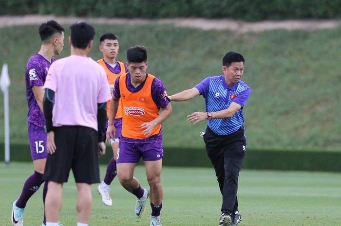Hoang Anh Tuan mendampingi skuad Timnas U-23 Vietnam di sesi latihan jelang Piala Asia U-23 2024.