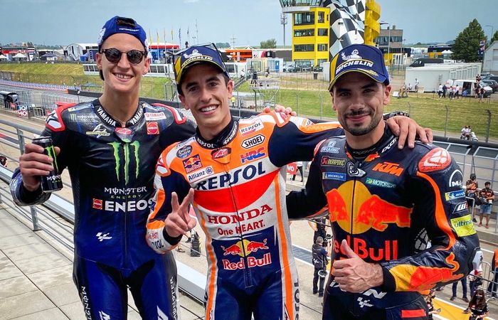 Dari kiri ke kanan, Fabio Quartararo (Monster Energy Yamaha), Marc Marquez (Repsol Honda), Miguel Oliveira (Red Bull KTM) berpose setelah finis di posisi podium pada MotoGP Jerman 2021 di Sirkuit Sachsenring, Minggu (20/6/2021).