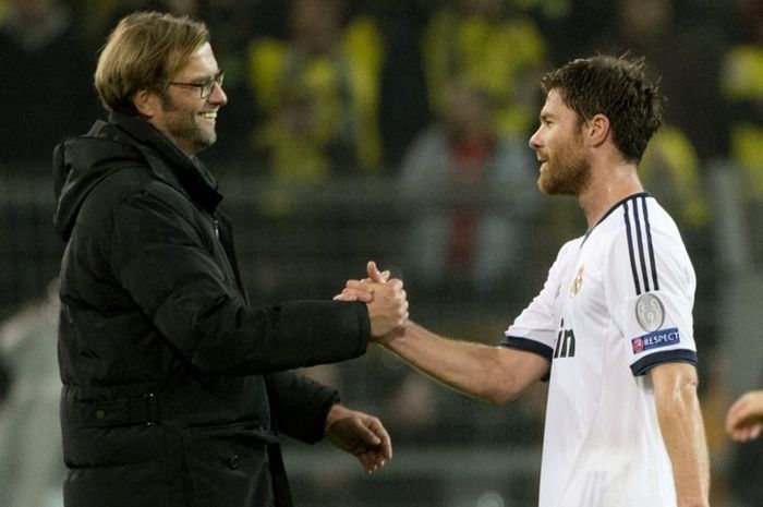 Juergen Klopp bersalaman dengan Xabi Alonso dalam partai Liga Champions antara Dortmund vs Real Madrid (24/10/2012). Xabi disarankan agar tidak pindah ke Liverpool untuk gantikan posisi Klopp.