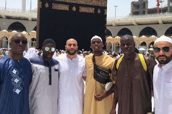 Paul Pogba dan Kurt Zouma serta kawan-kawan mereka saat menjalani ibadah umroh.