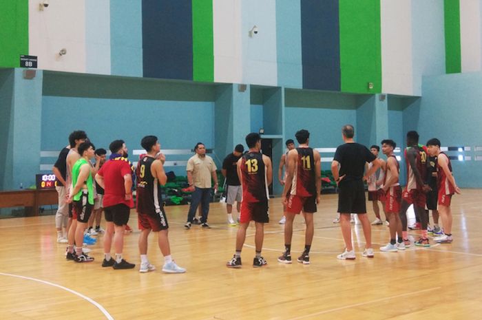 Suasana pasca latihan timnas basket Indonesia 5x5 putra di GBK Arena, Senayan, Jakarta, 16/9/2022).