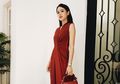 Stunning! Ini 5 Gaya Formal Maudy Ayunda dengan Outfit Merah