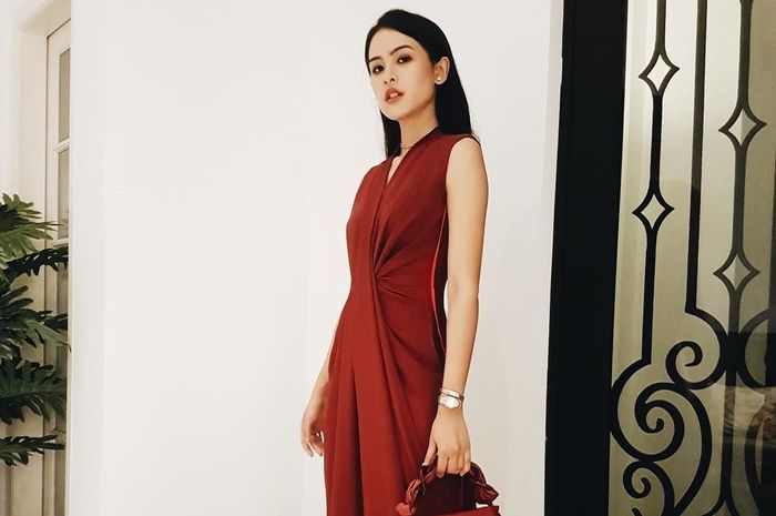 Stunning! Ini 5 Gaya Formal Maudy Ayunda dengan Outfit Merah - CewekBanget