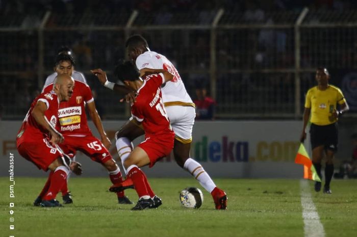 Penyerang PSM Makassar, Amido Balde (kanan), dikepung para pemain Perseru Badak Lampung pada pekan ke-18 Liga 1 2019 di Stadion Sumpah Pemuda, Minggu (15/9/2019).