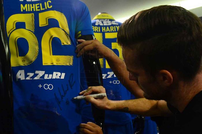 Gelandang Persib Bandung, Rene Mihelic, memberikan tandatangan di jersey miliknya, Rabu (22/5/2019).