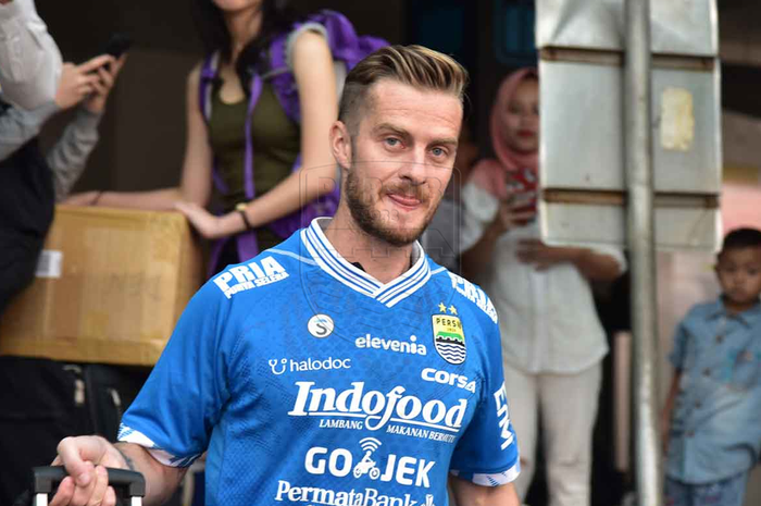 Pemain Baru Persib Bandung Rene Mihelic saat tiba di Bandar Udara Husein Sastranegara, Selasa (7/5/2019)