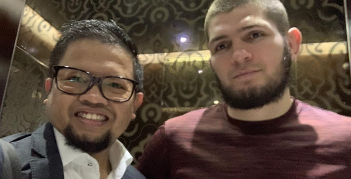 Sales Manajer ZamZam Pullman Makkah, Muhamad Martin berfoto dengan Khabib Nurmagomdov.