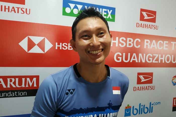 Pebulu tangkis tunggal putra Indonesia, Sony Dwi Kuncoro, saat diwawancarai di area mixed zone Istor