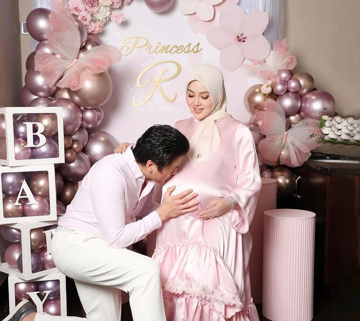 Syahrini melahirkan anak pertamanya di hari ulang tahun.