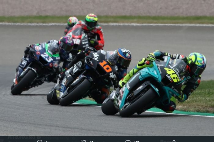 Pembalap Petronas Yamaha SRT, Valentino Rossi (kanan), diikuti dua pembalap Avintia, Luca Marini dan Enea Bastianini, pada balapan MotoGP Jerman 2021 di Sachsenring, Minggu (20/6/2021).