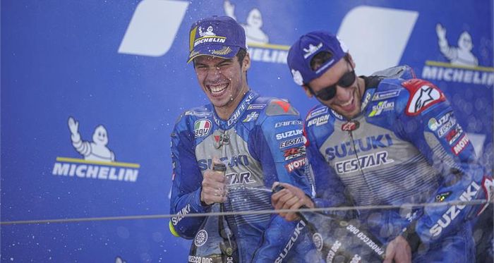 Selebrasi podium dua pembalap Suzuki Ecstar, Joan Mir (kiri) dan Alex Rins, setelah balapan MotoGP Aragon di Sirkuit Aragon, Spanyol, 18 Oktober 2020.