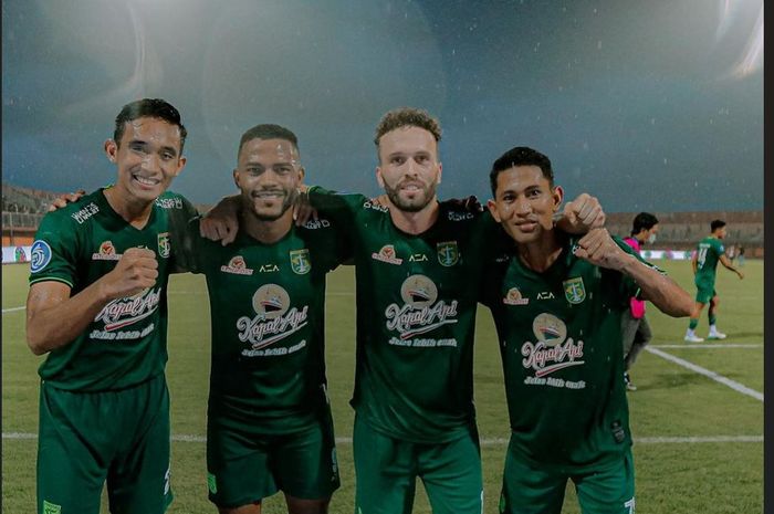 Pemain Persebaya Surabaya termasuk Rizky Ridho saat merayakan kemenangan atas Madura United.