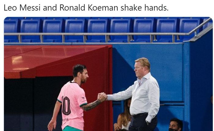 Pelatih Barcelona, Ronald Koeman, bersalaman dengan Lionel Messi.