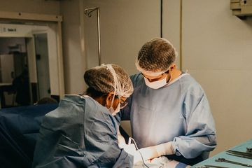 Pengobatan kanker prostats beragam tergantung diagnosis, dari operasi hingga kemoterapi.