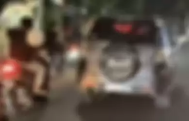 Netizen menanyakan keberadaan mobil patroli polisi yang tertangkap kamera ikut mengejar mobil sopir lansia yang terus diteriaki maling itu. 
