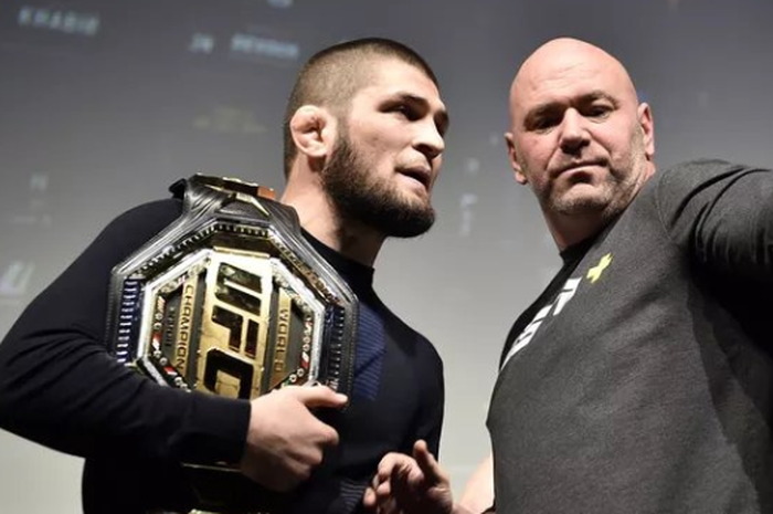 Khabib Nurmagomedov (kiri) dan Dana White (kanan).