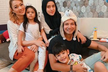 Dokter Reisa bersama Fairus A Rafiq dan keluarga