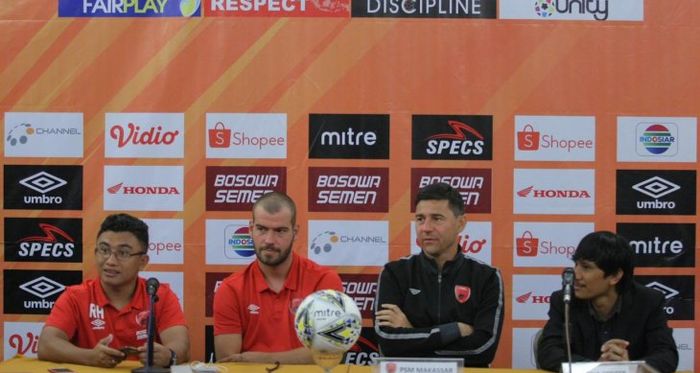 Pelatih PSM Makassar (tengah hitam), Darije Kalezic, dan pemainnya (tengah merah), Wiljan Pluim, menyampaikan komentar saat sesi konferensi pers sebelum pertandingan melawan Semen Padang pada pekan pertama Liga 1 2019.