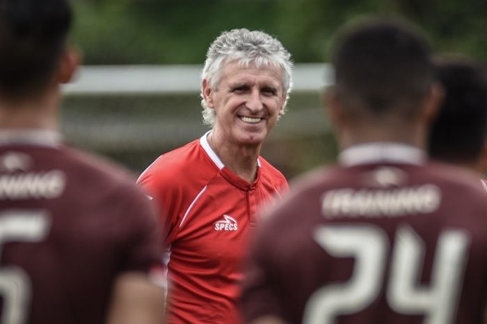 Pelatih Persija Jakarta Ivan Kolev memimpin latihan timnya di Lapangan PS AU TNI Angkatan Udara, Halim Perdanakusuma, Jakarta Timur, Minggu (20/1/2019).