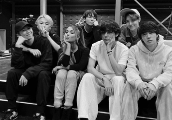 Ariana Grande Posting Foto Bareng, Tanda BTS Perform di Grammy?